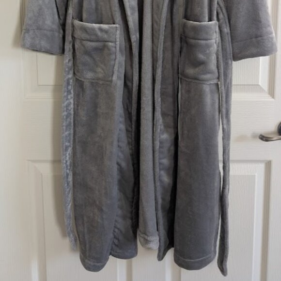 Shawl Collar Plush Gray Robe Sz Small NWOT - Picture 6 of 6